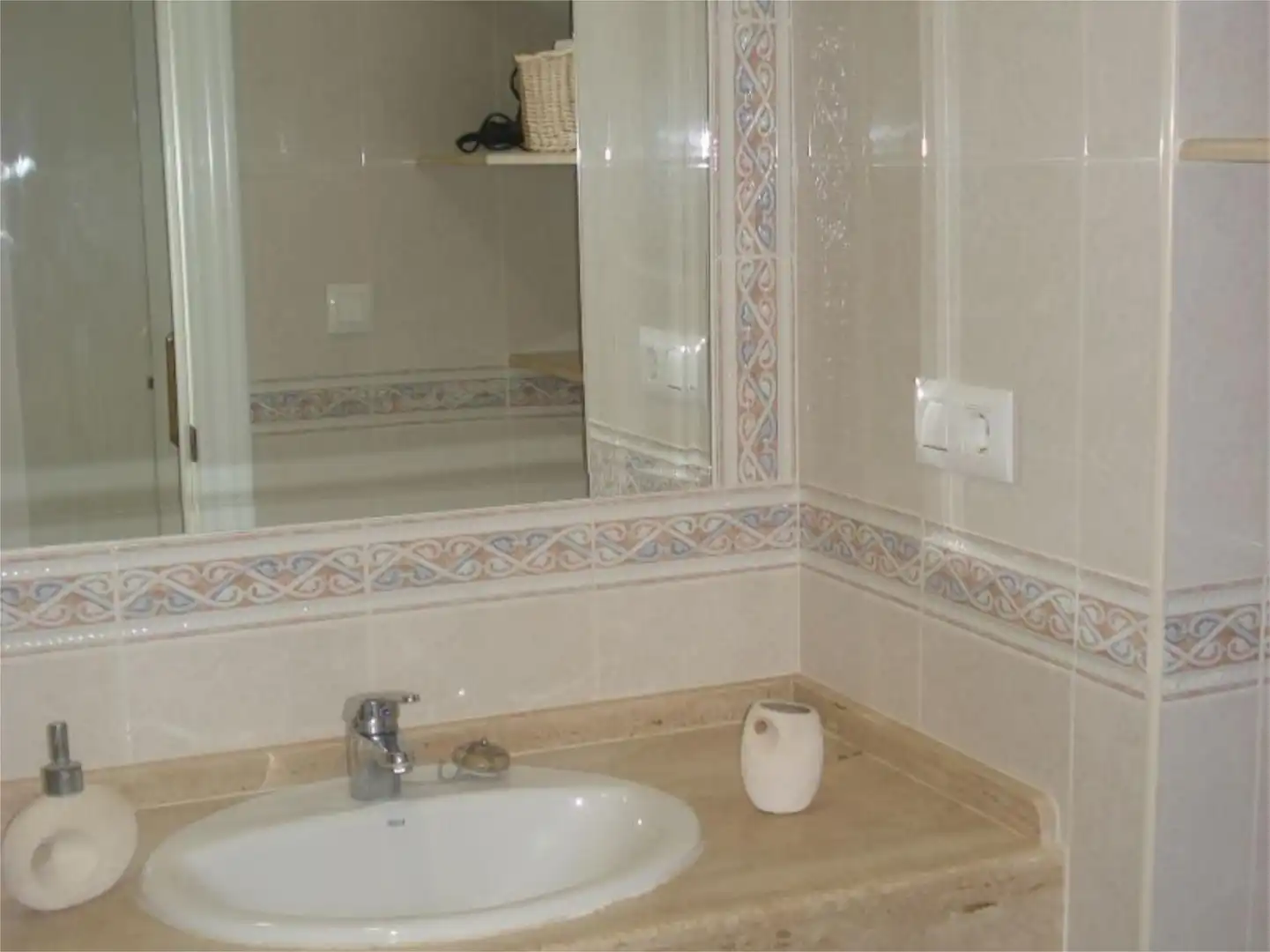 Apartamento de alquiler en Calle Santa Marta, 1, Centro - La Costilla Baño de Apartamento de alquiler en Rota con Calefacción, Jardín privado y Amueblado