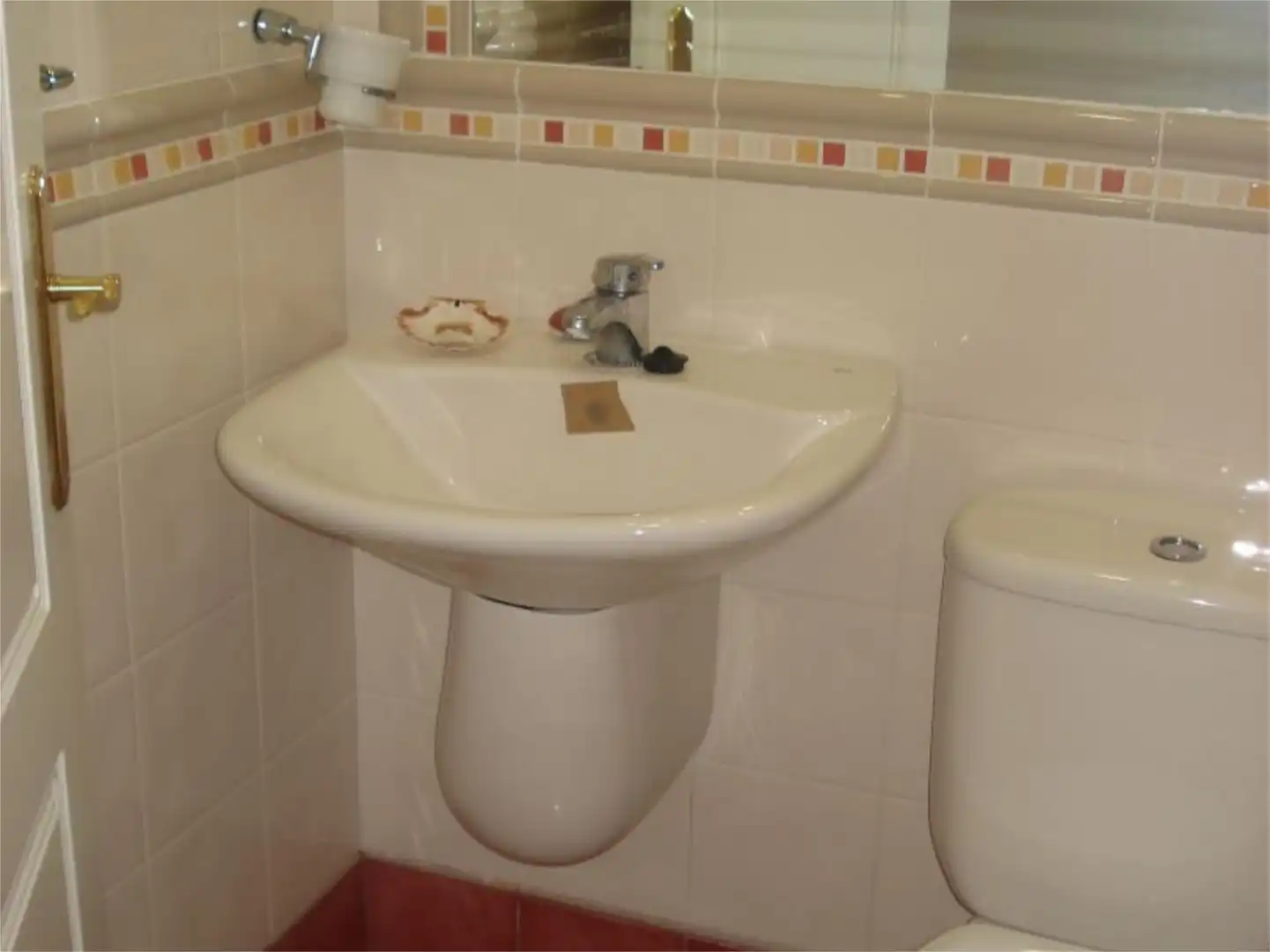 Apartamento de alquiler en Calle Santa Marta, 1, Centro - La Costilla Baño de Apartamento de alquiler en Rota con Calefacción, Jardín privado y Amueblado