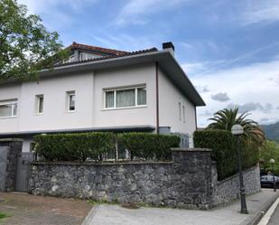 Vista exterior de Casa adosada en venda en Irun  amb Terrassa i Balcó