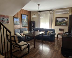 Sala d'estar de Dúplex de lloguer en Baeza amb Aire condicionat, Terrassa i Balcó