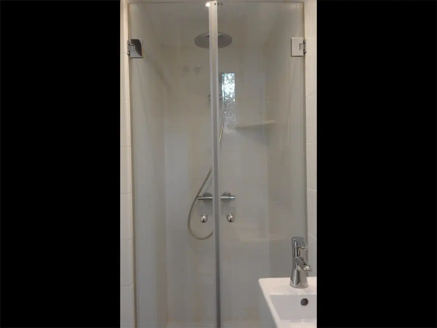 Room in Calle Orense, 38, La Cabaña Bathroom of Houses for share in Pozuelo de Alarcón with Heating, Private garden and Terrace