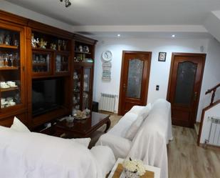 Sala d'estar de Casa adosada en venda en  Madrid Capital amb Aire condicionat