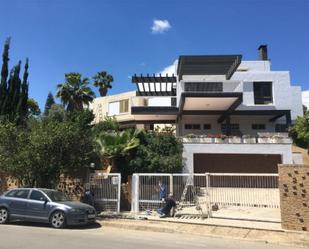 Vista exterior de Casa o xalet en venda en Alcalá de Guadaira amb Terrassa, Piscina i Balcó