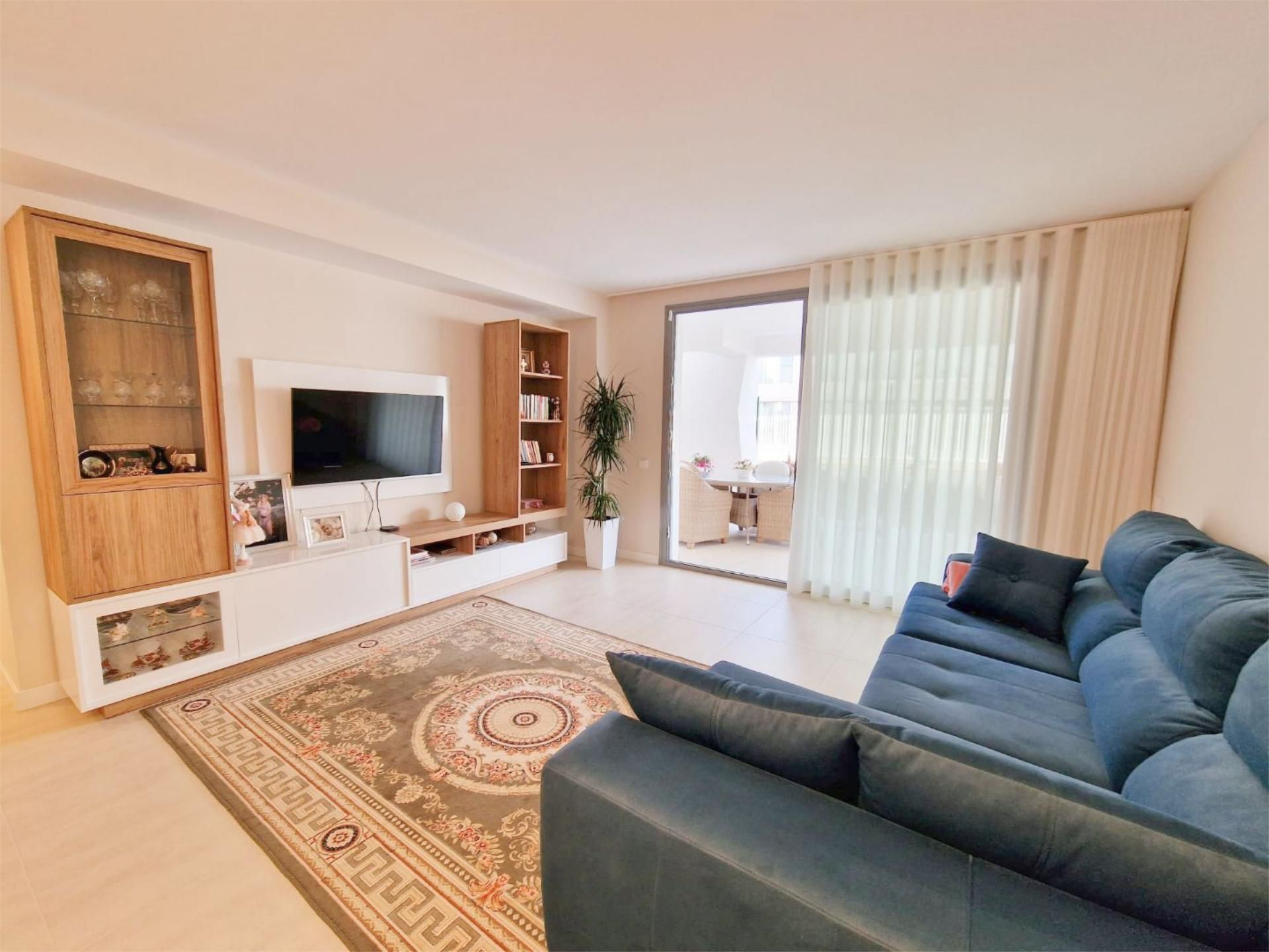 Sala d'estar de Pis en venda en Estepona amb Aire condicionat, Terrassa i Piscina