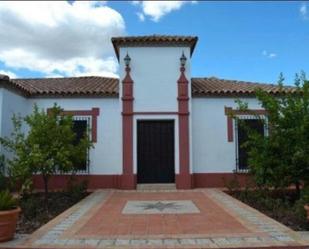 Vista exterior de Casa adosada en venda en Posadas amb Terrassa i Piscina