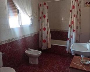 Badezimmer von Einfamilien-Reihenhaus miete in Novelda mit Schwimmbad