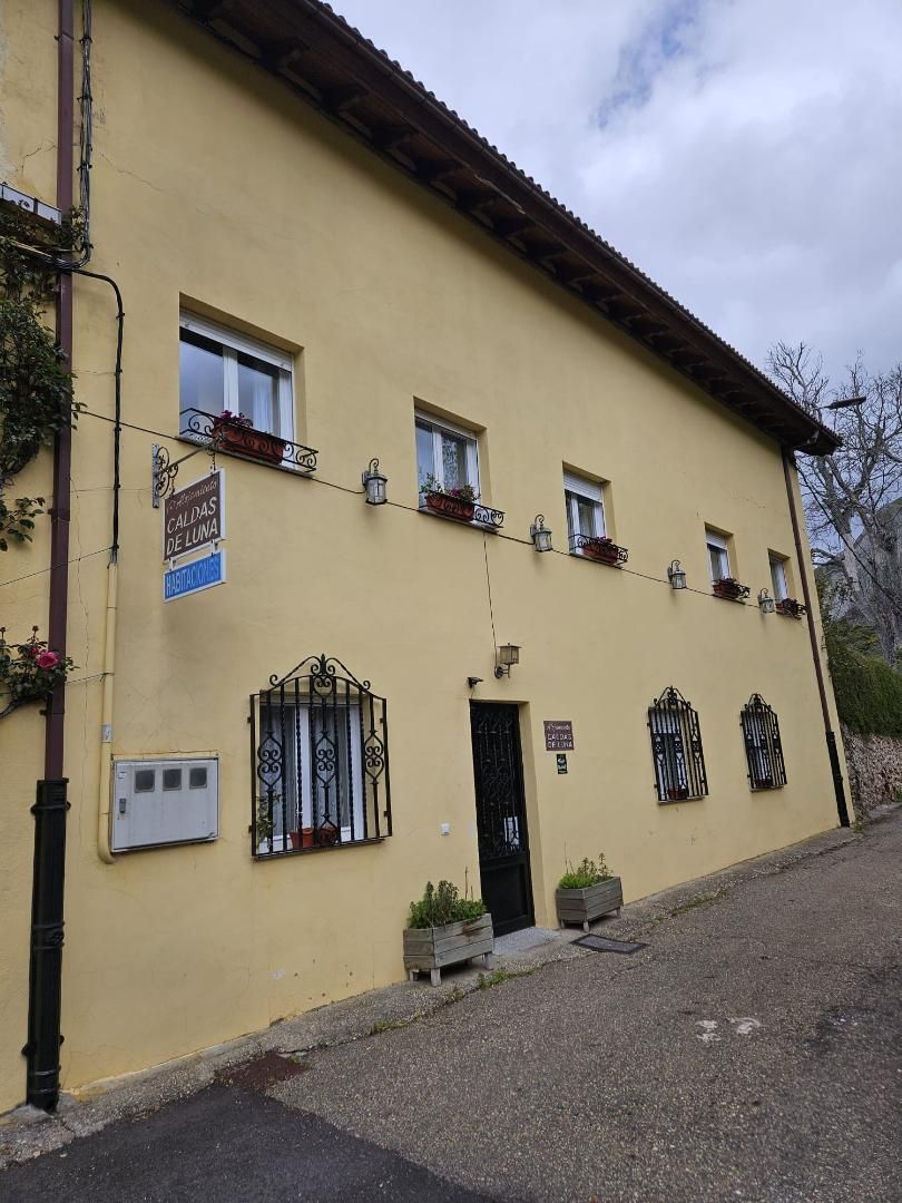 Vista exterior de Casa adosada en venda en Sena de Luna amb Calefacció, Jardí privat i Parquet