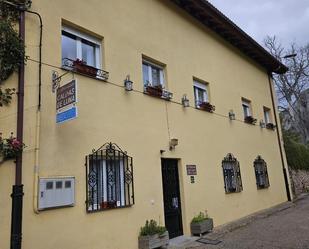 Vista exterior de Casa adosada en venda en Sena de Luna amb Piscina