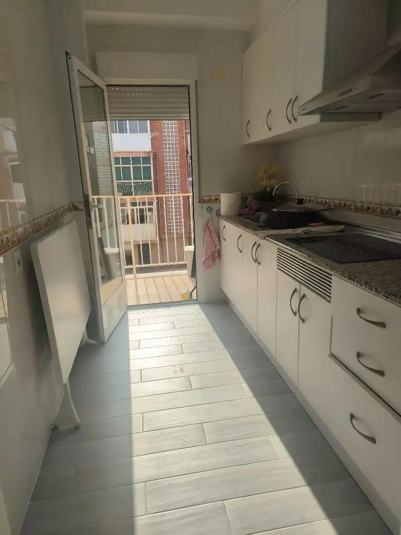 Piso de alquiler en Calle Huesca, 20, Gran Playa Cocina de Piso de alquiler en Santa Pola con Aire acondicionado, Calefacción y Jardín privado