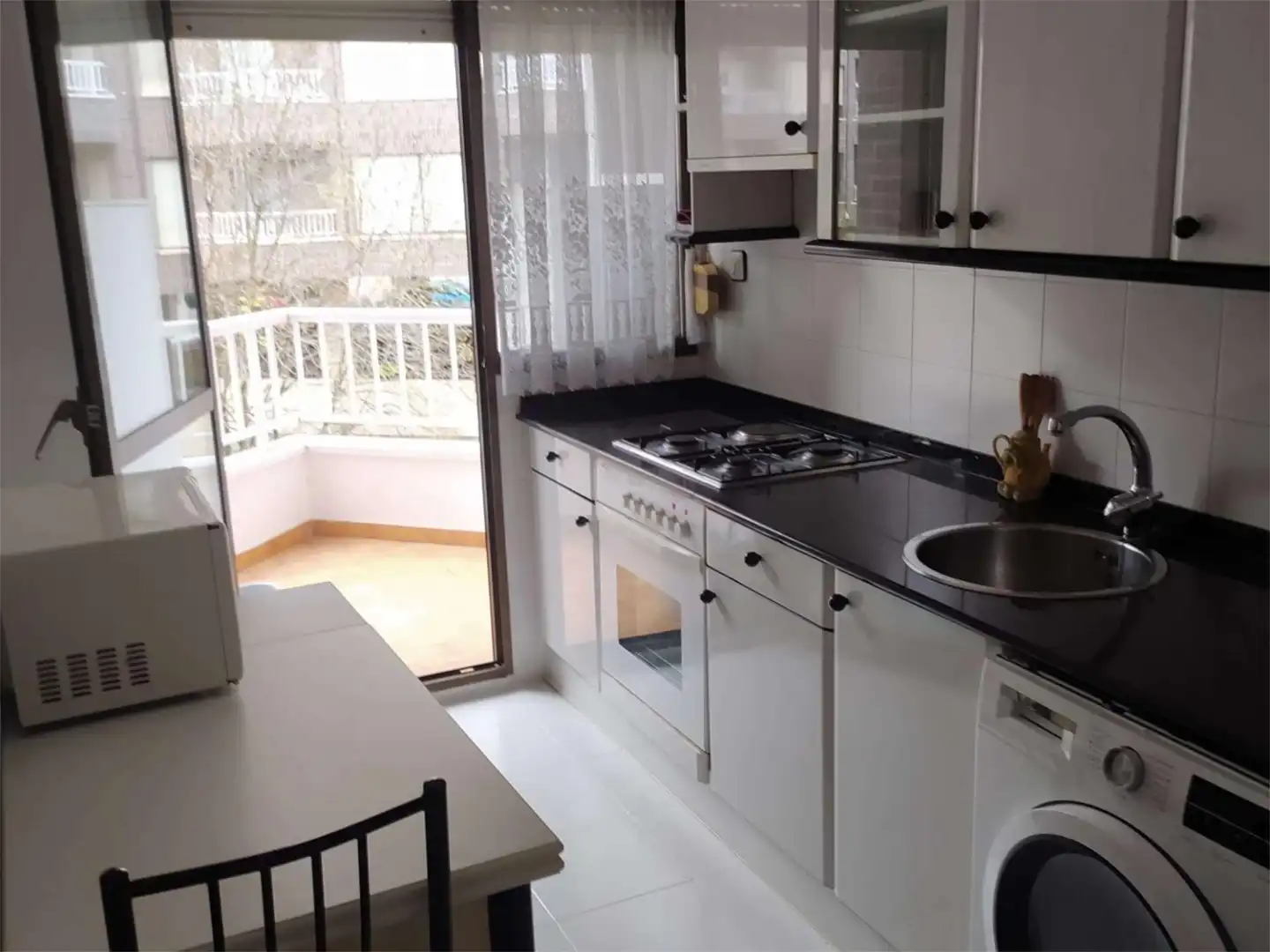 Piso de alquiler en Calle de Silvestre Ochoa, 9, Centro Cocina de Piso de alquiler en Castro-Urdiales con Calefacción, Jardín privado y Terraza