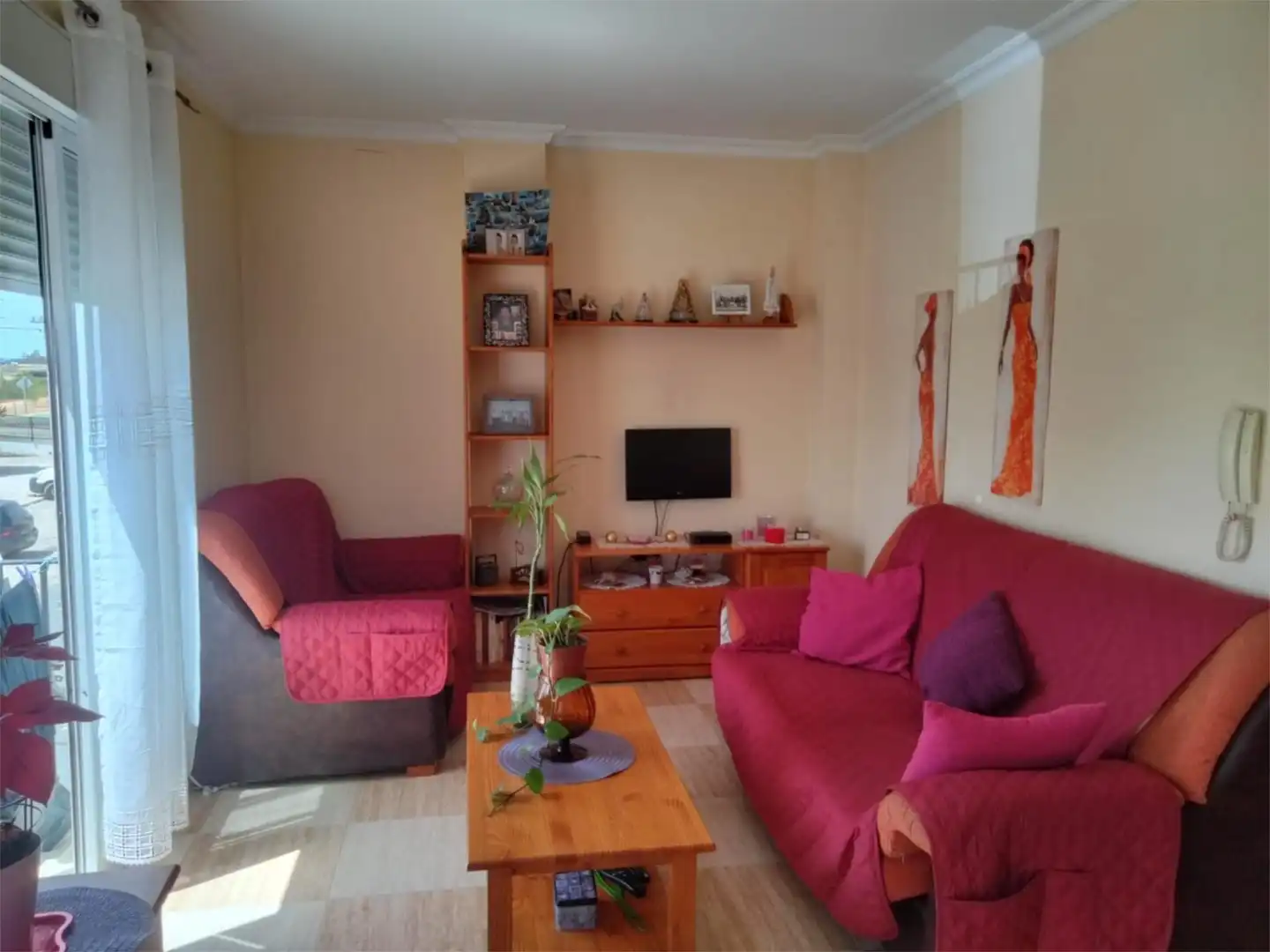 Casa adosada en venta en Calle Real, 1, San Juan del Puerto Sala de estar de Casa adosada en venta en San Juan del Puerto con Aire acondicionado, Calefacción y Amueblado