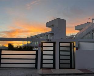 Vista exterior de Casa o xalet en venda en Marbella amb Aire condicionat, Terrassa i Piscina