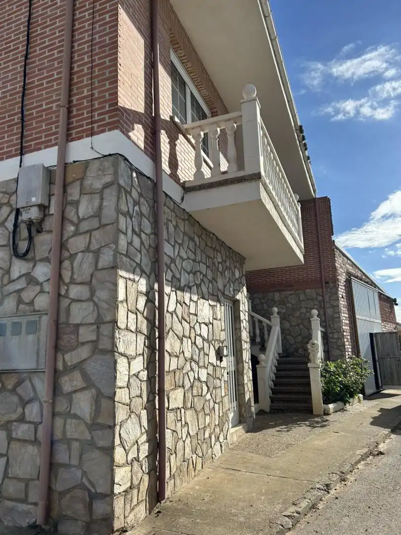 Casa adosada en venta en Calle Villamañán, 14, Laguna Dalga Vista exterior de Casa adosada en venta en Laguna Dalga con Terraza y Balcón