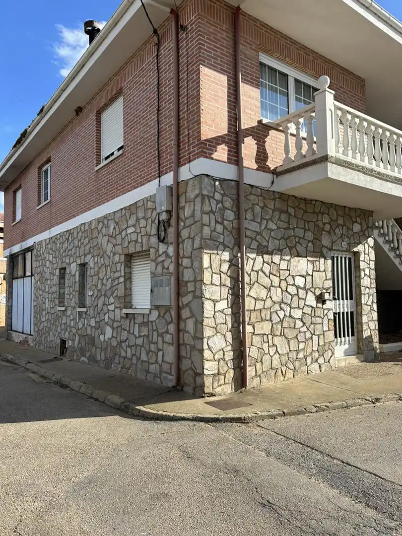 Casa adosada en venta en Calle Villamañán, 14, Laguna Dalga Vista exterior de Casa adosada en venta en Laguna Dalga con Terraza y Balcón