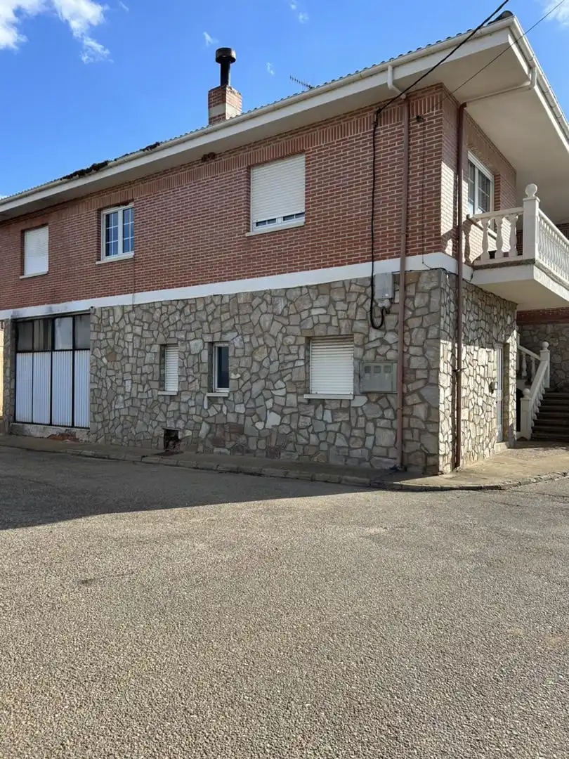 Casa adosada en venta en Calle Villamañán, 14, Laguna Dalga Vista exterior de Casa adosada en venta en Laguna Dalga con Terraza y Balcón