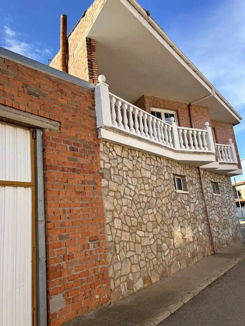 Casa adosada en venta en Calle Villamañán, 14, Laguna Dalga Vista exterior de Casa adosada en venta en Laguna Dalga con Terraza y Balcón
