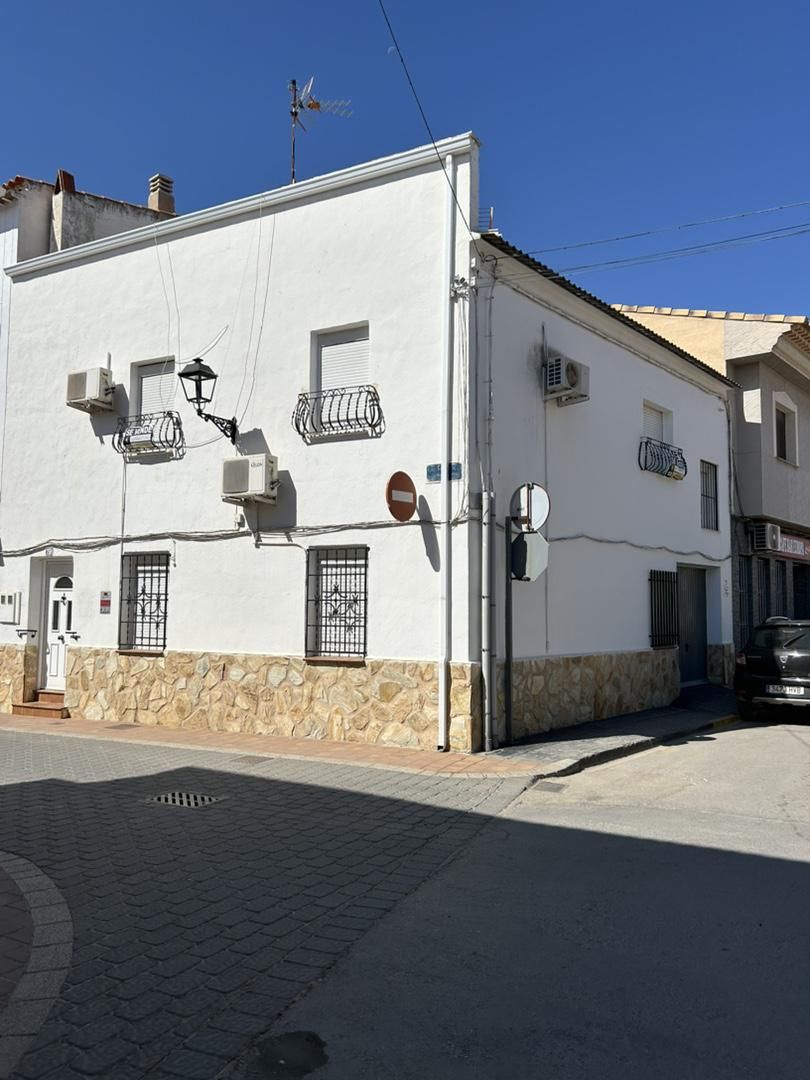 Vista exterior de Casa adosada en venda en Las Pedroñeras    amb Aire condicionat, Calefacció i Moblat