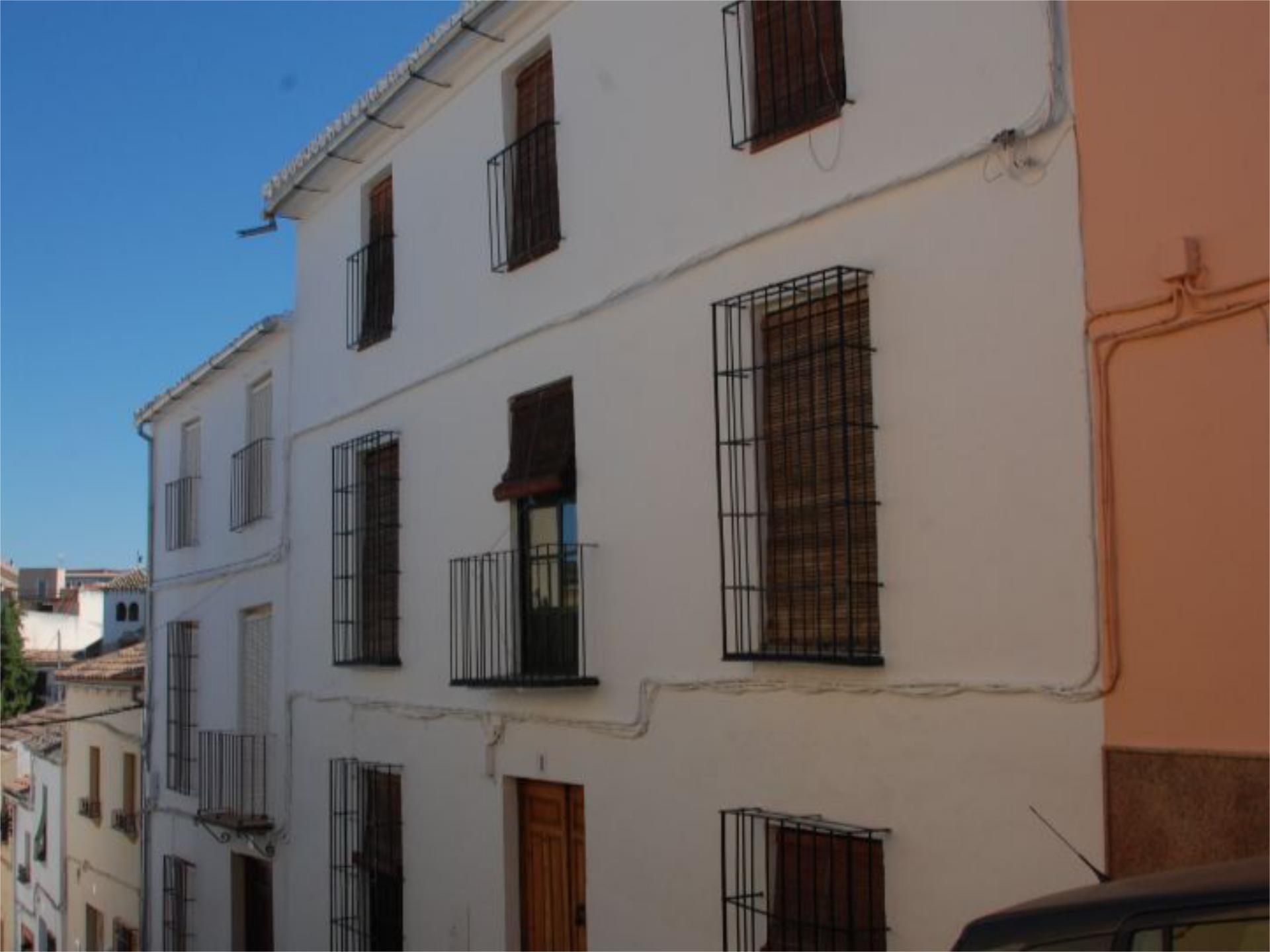 Vista exterior de Pis en venda en Baena amb Calefacció, Terrassa i Moblat