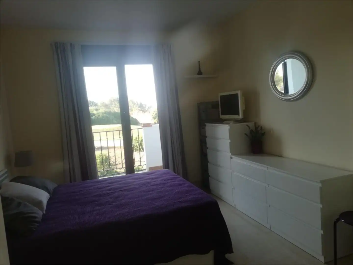 Wohnung zur Miete in Lugar Alcaidesa, 44, Sotogrande Alto Schlafzimmer von Wohnung zur Miete in Sotogrande mit Klimaanlage, Heizung und Privatgarten