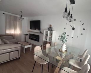 Sala d'estar de Casa adosada en venda en Écija amb Aire condicionat, Terrassa i Balcó