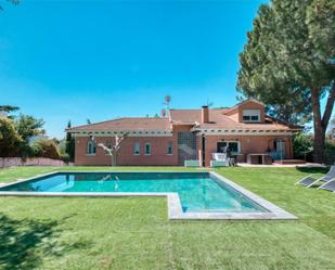 Jardí de Casa o xalet en venda en Villanueva de la Cañada amb Aire condicionat, Terrassa i Piscina