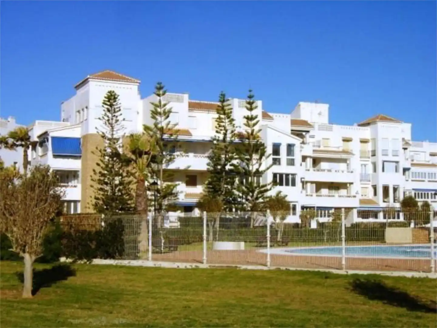 Wohnungen zur Miete in Calle Sotavento, 11, Almerimar Außenansicht von Wohnungen zur Miete in El Ejido mit Privatgarten, Terrasse und Schwimmbad