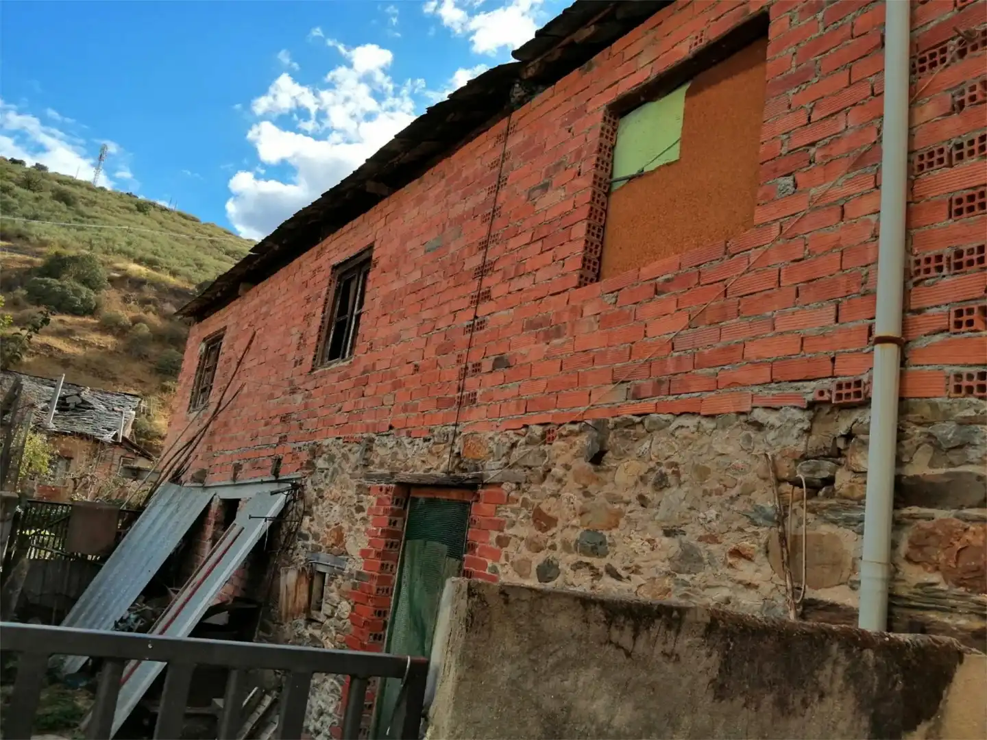 Casa adosada en venda a Avenida Compostilla, 11, Centro Vista exterior de Casa adosada en venda en Ponferrada