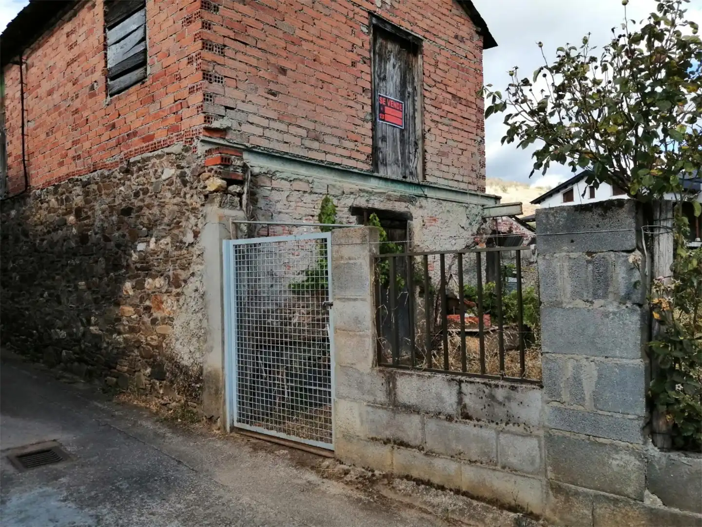 Casa adosada en venda a Avenida Compostilla, 11, Centro Vista exterior de Casa adosada en venda en Ponferrada