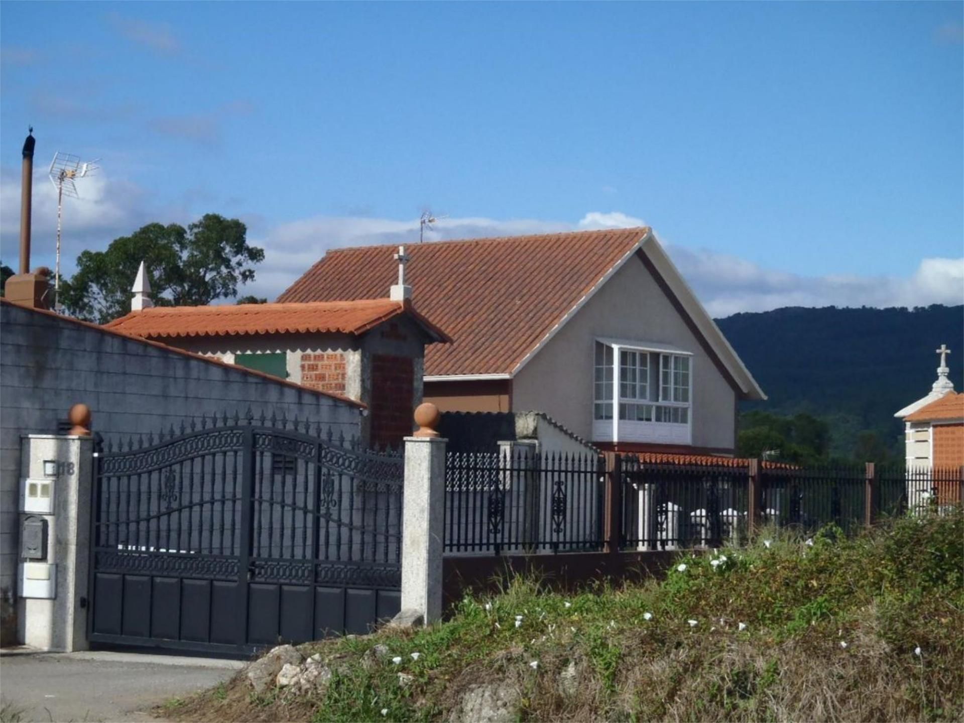 Vista exterior de Casa o xalet en venda en Boiro amb Calefacció, Jardí privat i Terrassa