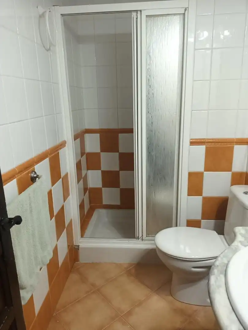 Apartamento de alquiler en Avenida las Gaviotas, 41, El Sabinar – Urbanizaciones – Las Marinas – Playa Serena Baño de Apartamento de alquiler en Roquetas de Mar con Aire acondicionado, Amueblado y Lavadora