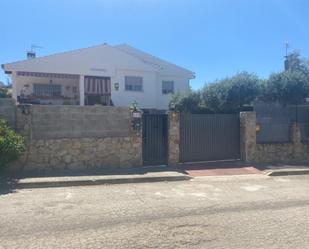 Vista exterior de Casa o xalet de lloguer en Uceda amb Piscina
