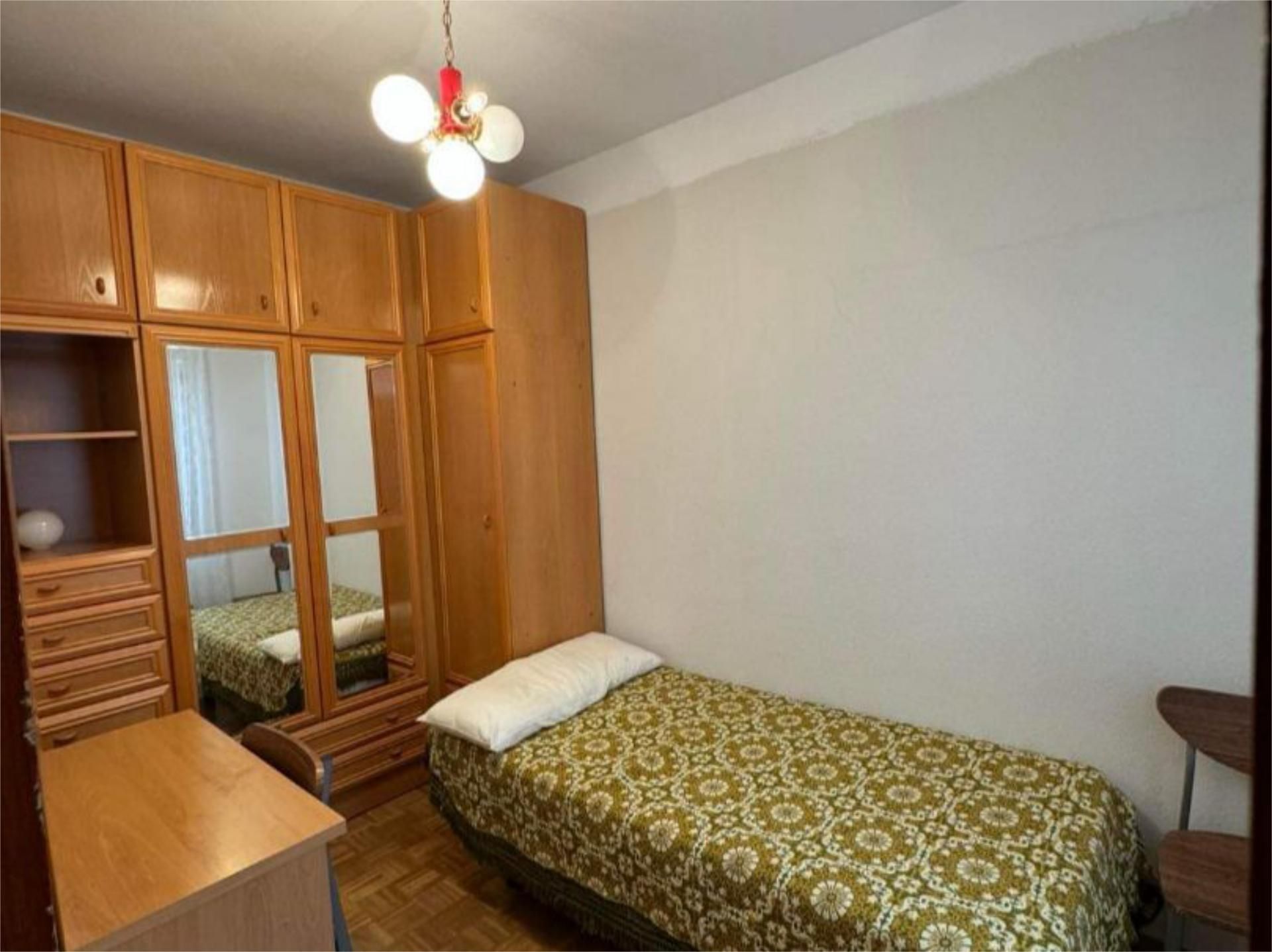 Bedroom of Flat to share in Salamanca Capital  with Heating, Parquet flooring and Furnished