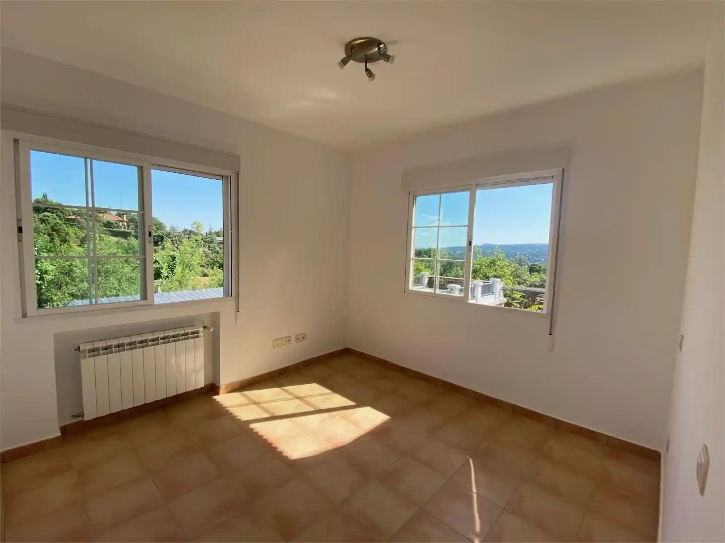 Wohnung zum Verkauf in Calle Castillo de Torrelobatón, 24, Cerro Alarcón Schlafzimmer von Wohnung zum Verkauf in Valdemorillo mit Privatgarten, Terrasse und Abstellraum