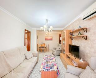 Sala d'estar de Pis de lloguer en Vélez-Málaga amb Aire condicionat, Terrassa i Piscina