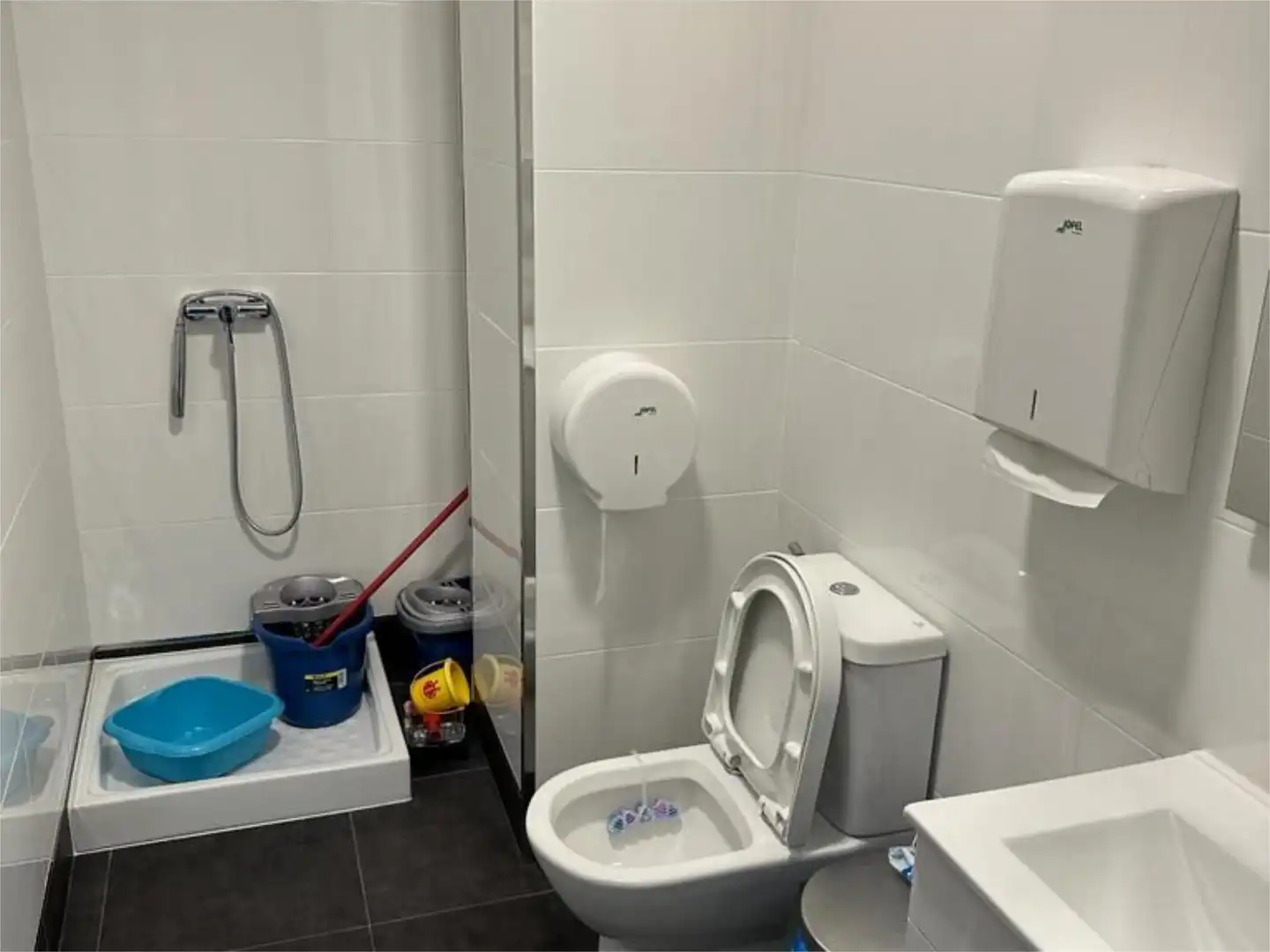 Baño de Local en venta en Leganés con Aire acondicionado y Calefacción