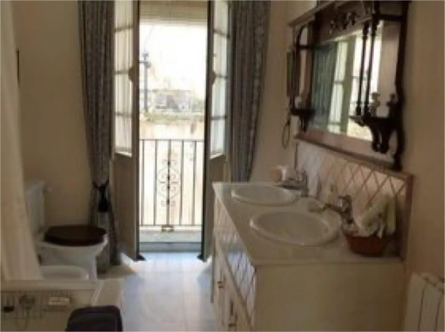 Flat for sale in Plaza Mondragón, 9, La Ciudad Bathroom of Flat for sale in Ronda with Air Conditioner, Heating and Terrace