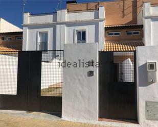 Vista exterior de Casa adosada en venda en Huévar del Aljarafe amb Parquet, Terrassa i Balcó