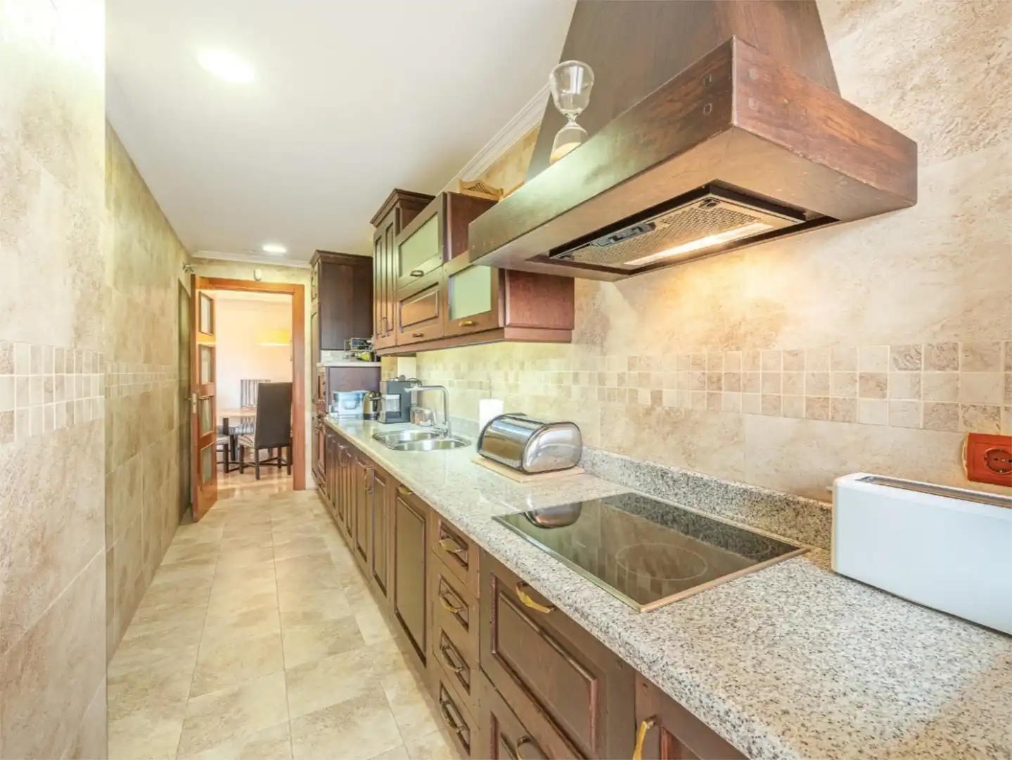 Cuina de Apartament de lloguer en Marbella amb Aire condicionat, Calefacció i Jardí privat
