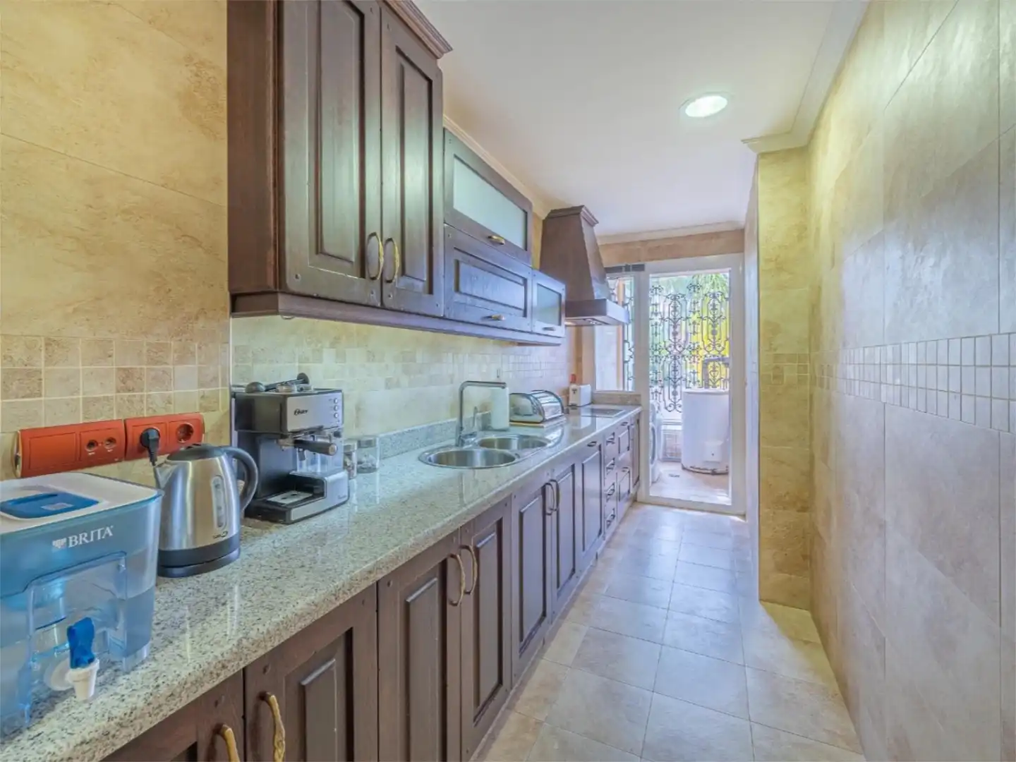 Cuina de Apartament de lloguer en Marbella amb Aire condicionat, Calefacció i Jardí privat