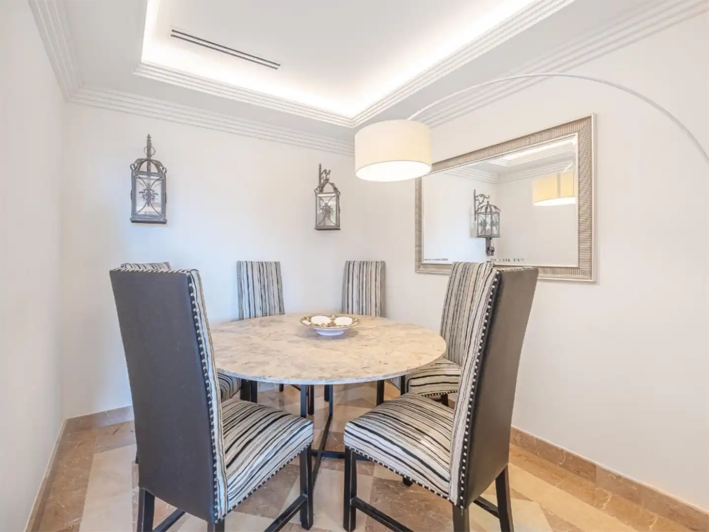Menjador de Apartament de lloguer en Marbella amb Aire condicionat, Calefacció i Jardí privat
