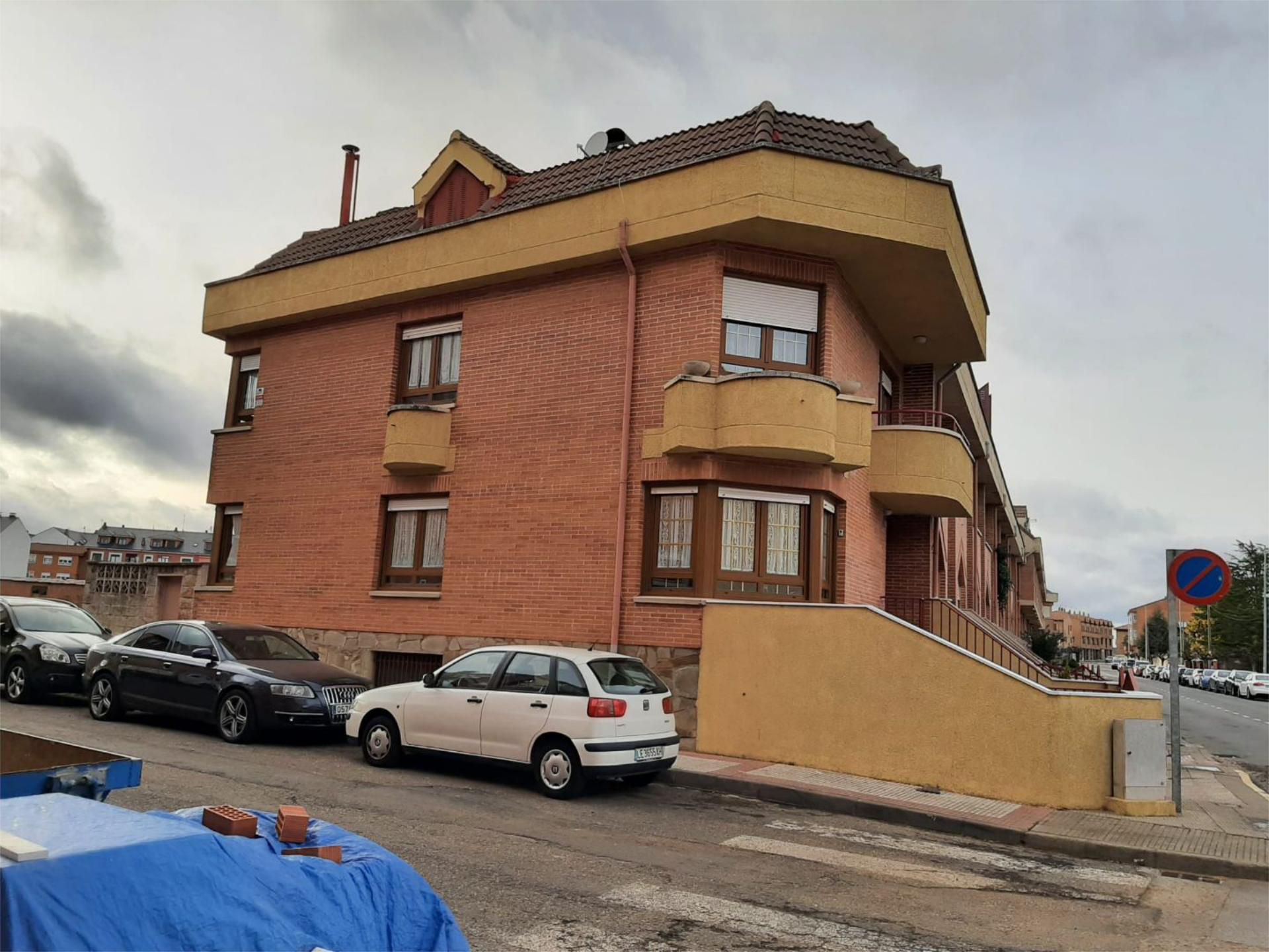 Exterior view of House or chalet for sale in Valverde de la Virgen  with Terrace and Balcony