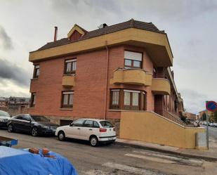 Vista exterior de Casa o xalet en venda en Valverde de la Virgen amb Terrassa i Balcó