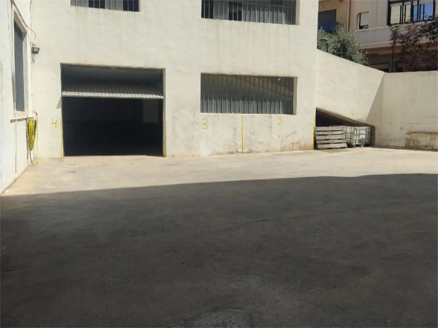 Parkplatz von Fabrikhallen zur Miete in Callosa d'En Sarrià