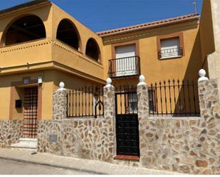 Vista exterior de Casa adosada en venda en Villasequilla amb Terrassa i Balcó