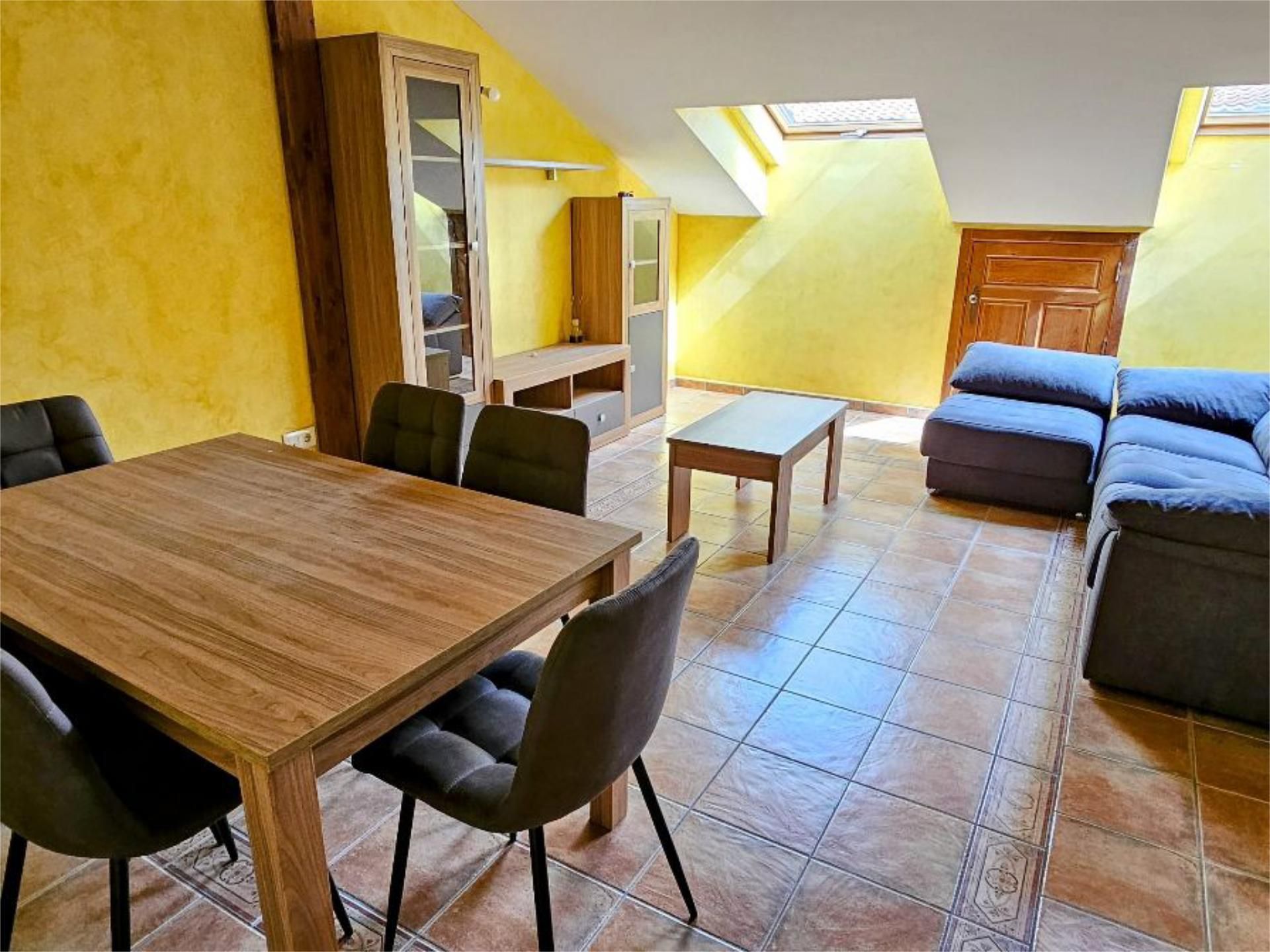 Sala d'estar de Àtic en venda en Riaza amb Calefacció, Traster i Moblat