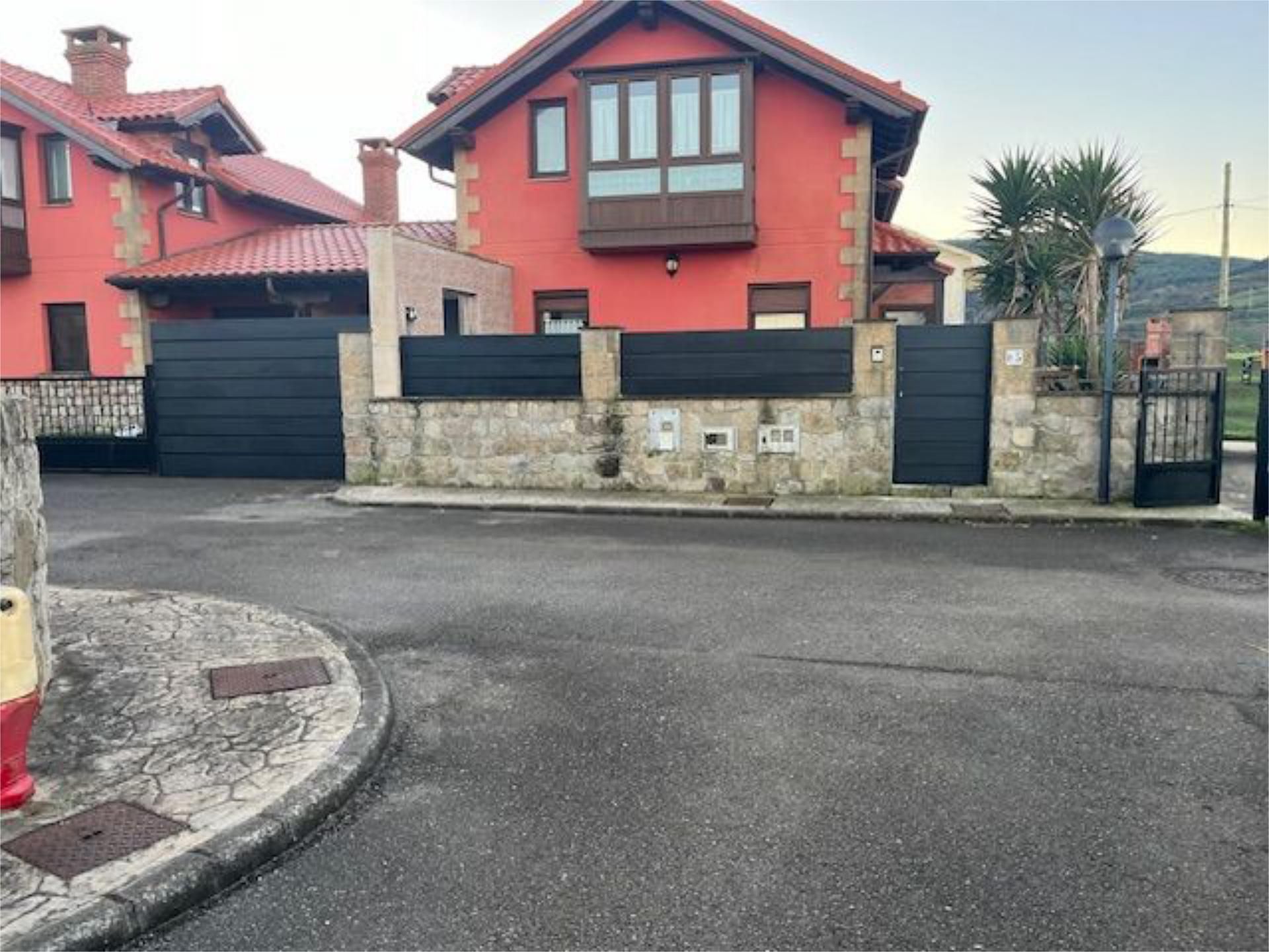 Vista exterior de Casa o xalet en venda en Santillana del Mar amb Piscina, Moblat i Balcó