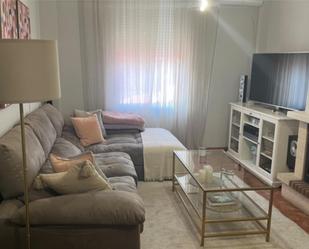 Sala d'estar de Casa adosada en venda en Posadas amb Aire condicionat, Terrassa i Balcó
