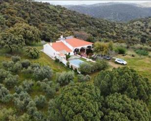 Vista exterior de Finca rústica en venda en Villaviciosa de Córdoba amb Piscina