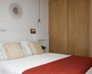 Bedroom of Flat to share in  Granada Capital  with Terrace and Swimming Pool