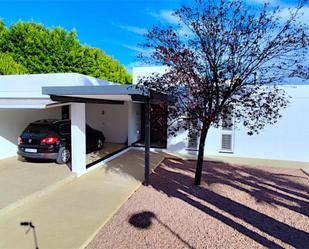 Vista exterior de Casa o xalet en venda en La Nucia amb Aire condicionat, Terrassa i Piscina